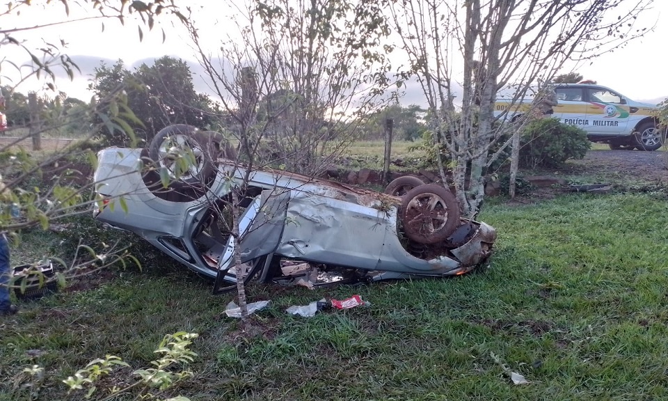 Motorista sai da pista, capota veículo e diz não lembrar de acidente na SC 157