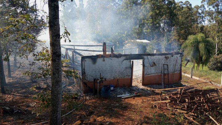 Galpão é destruído pelo fogo no interior de Nova Erechim