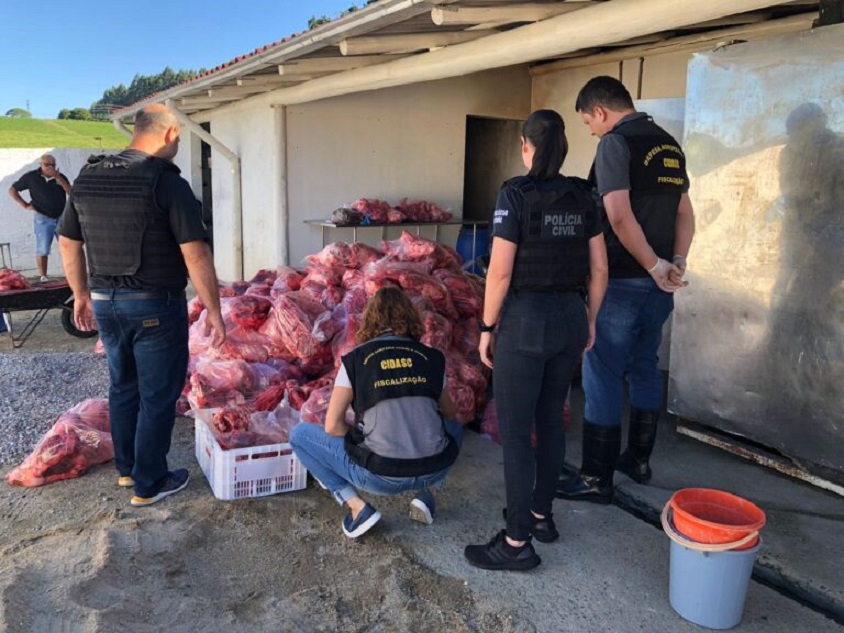 Polícia Civil e Cidasc deflagram operação e apreendem cerca de três toneladas de carnes suínas em SC