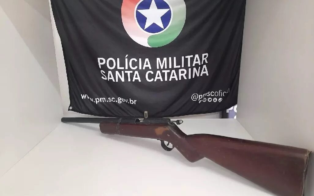 Criança é vista brincando com arma artesanal em rua de Concórdia