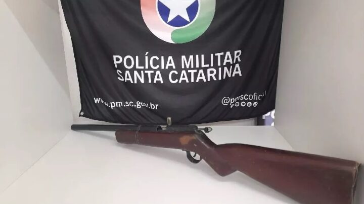 Criança é vista brincando com arma artesanal em rua de Concórdia