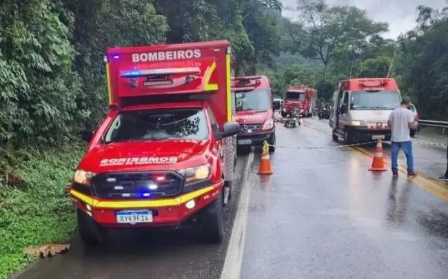 Uma pessoa morre e duas ficam gravemente feridas em acidente na BR-470