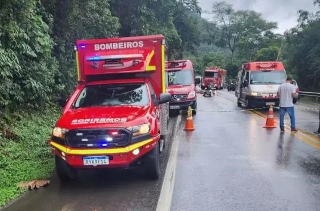 Uma pessoa morre e duas ficam gravemente feridas em acidente na BR-470