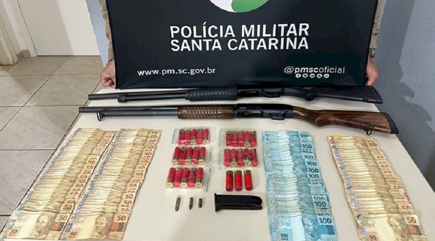 Homem é detido com arma de fogo roubada e R$ 19 mil em Chapecó