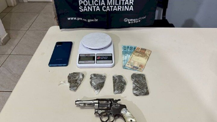 Homem é detido com arma de fogo e maconha no Oeste