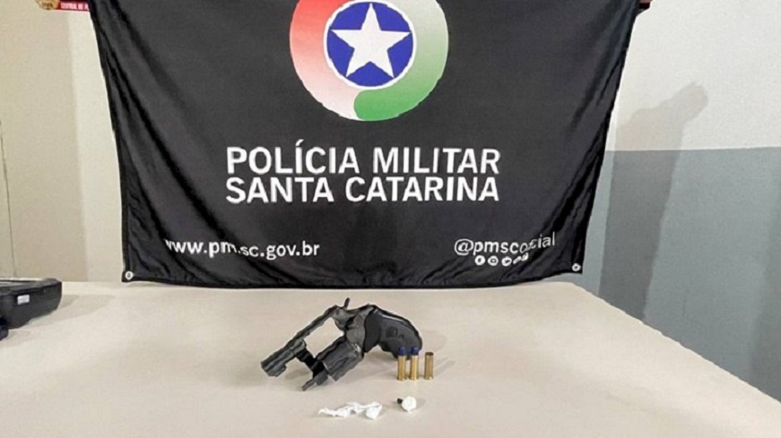 Após perder jogo de sinuca, suspeito ameaça pessoas e é detido com arma de fogo em Chapecó