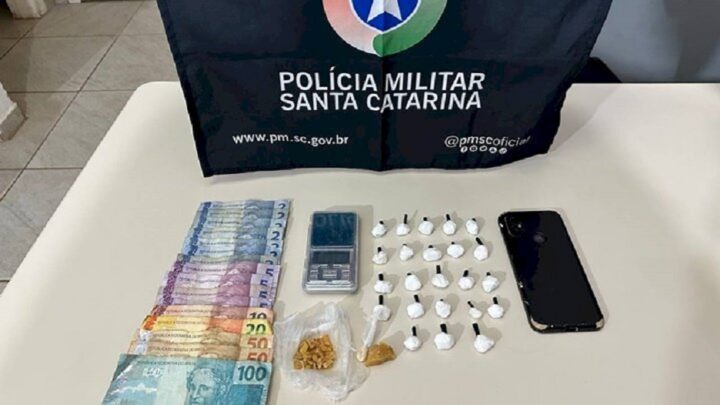 Homem é detido com crack e 23 buchas de cocaína no bairro São Pedro em Chapecó