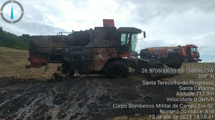 Bombeiros combatem incêndio em colheitadeira no Oeste