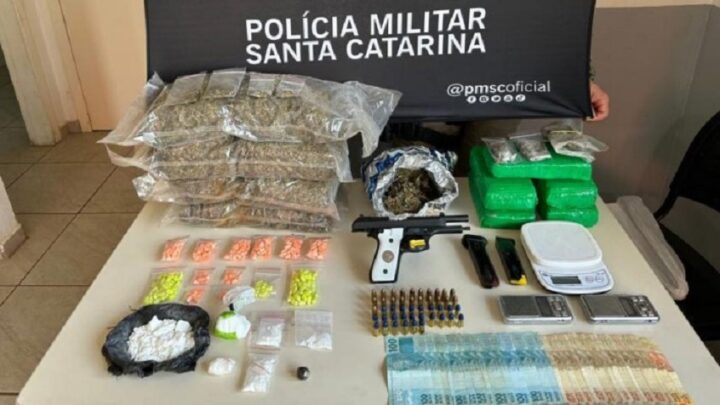 PM apreende drogas, arma e munições no bairro Efapi em Chapecó
