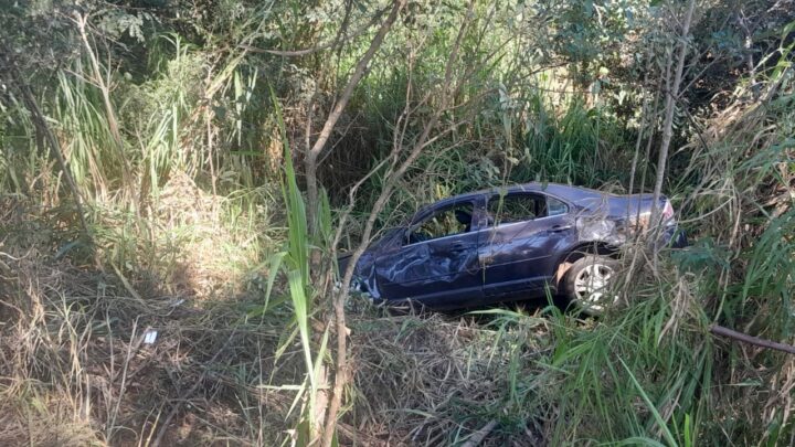 Carro vai parar em meio à mata em saída de pista em Xaxim