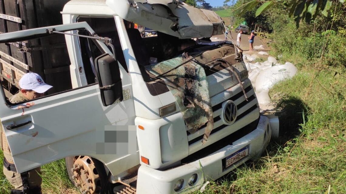 Passageiro de caminhão sofre ferimentos graves após veículo capotar em Cordilheira Alta