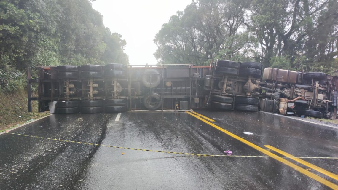 Contêiner fica atravessado na pista e bloqueia trânsito na BR-282