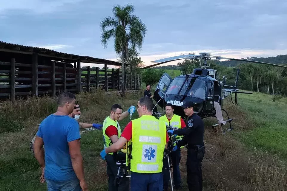 Pecuarista é encaminhado ao hospital após ser arremessado para o alto por vaca no sul de SC