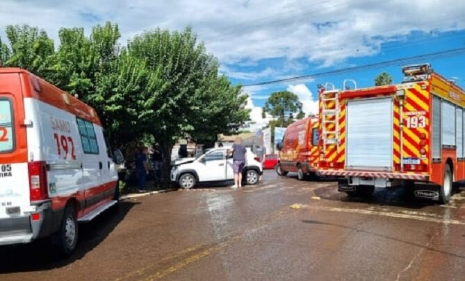 Veículo se choca contra árvore após acidente no centro de Maravilha