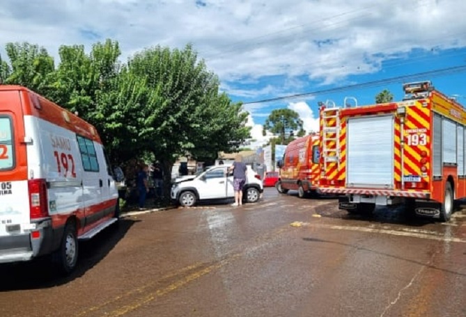 Veículo se choca contra árvore após acidente no centro de Maravilha