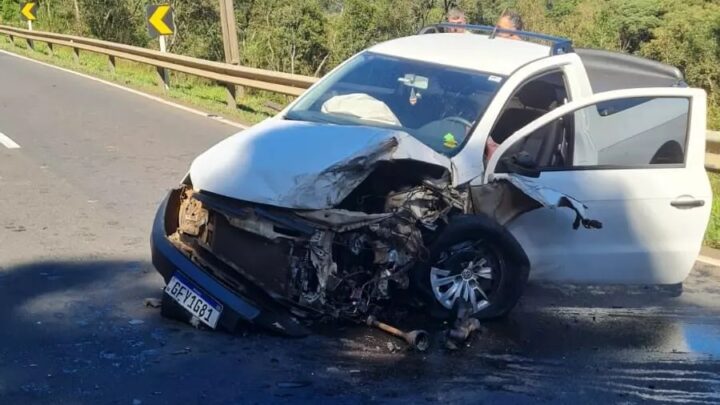 Grave acidente entre carro e dois caminhões deixa um homem ferido na BR-282