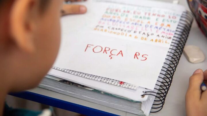 Alunos do ensino básico de Chapecó escrevem cartas de esperança para os atingidos no RS