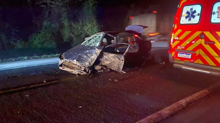 Carro fica prensado após bater em um caminhão na BR-282; veja as imagens