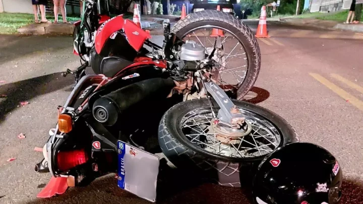 Jovem motociclista fica ferido após colisão com carro no Oeste de Santa Catarina