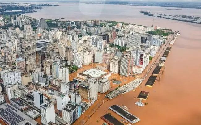 Água invade centro tecnológico e data center do RS é desligado