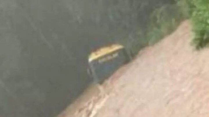Ônibus escolar é arrastado pelas águas em Capinzal
