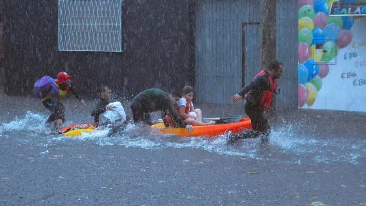 Enchente no RS: cidades do Sul do estado começam a inundar e famílias são resgatadas