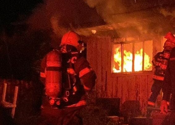 Casa que abrigava moradores em situação de rua e usuários de drogas pega fogo durante a noite