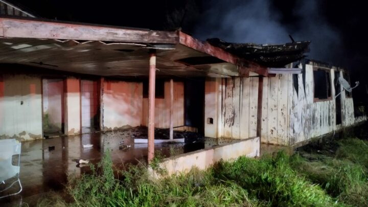 Incêndio consome residência abandonada em Abelardo Luz