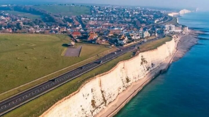 Homem joga menino de 10 anos de penhasco de 30 metros de altura