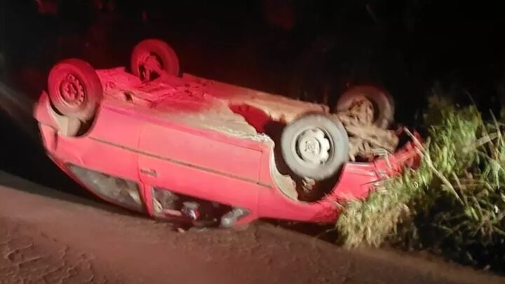 Capotamento em Seara deixa carro “de ponta cabeça” na SC-283; veja imagens