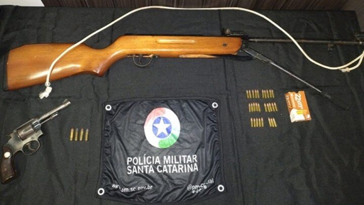 Homem é detido com armas de fogo após denúncia de violência doméstica no oeste