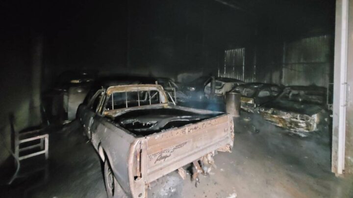 Suspeita de incêndio criminoso destrói carros em funilaria e chapeação