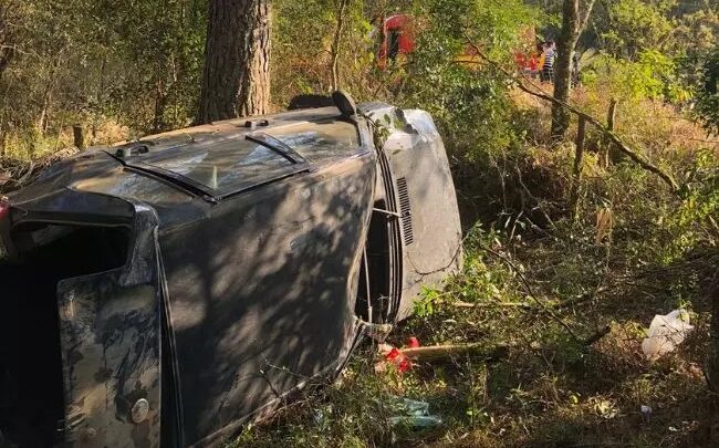 Homem fica ferido após carro sair da pista e capotar em ribanceira na SC-120