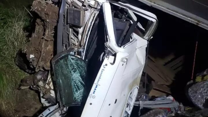 Tombamento de caminhão resulta em uma pessoa morta e outra gravemente ferida em Bom Jardim da Serra