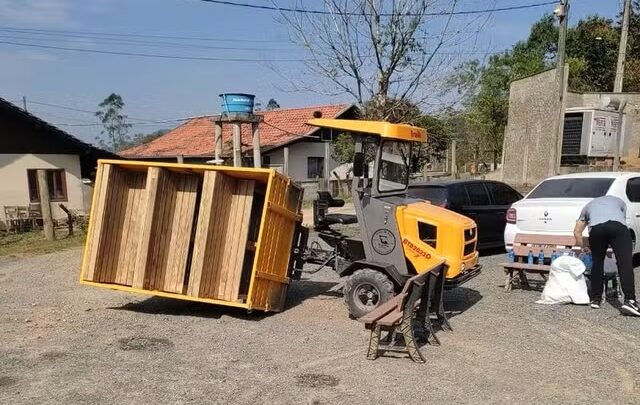 Trator tomba em hotel no Vale do Itajaí e hóspedes ficam feridos