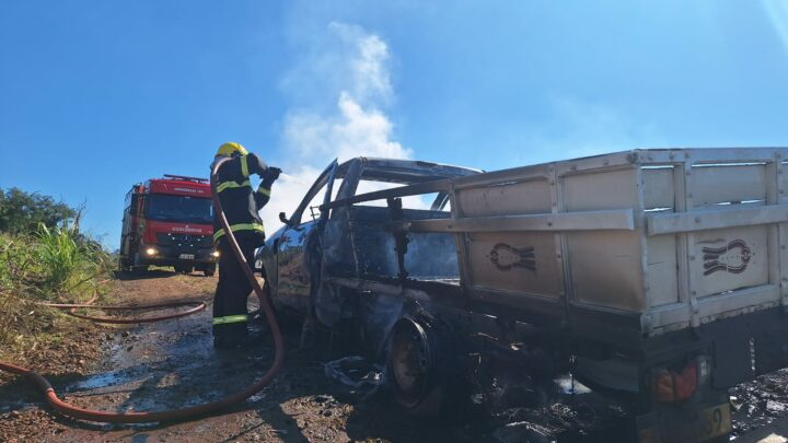 Caminhão fica destruído após pegar fogo no Oeste