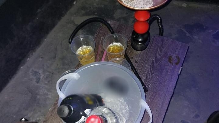 Adolescentes são flagradas bebendo em bar e donos são conduzidos à delegacia
