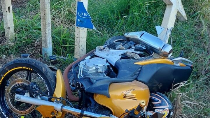 Motociclista fica ferido após caminhão passar sobre o pé dele na SC-155