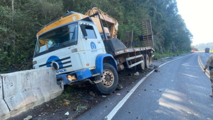 Motorista pula de caminhão em movimento após perder controle da direção na SC-480 em Chapecó