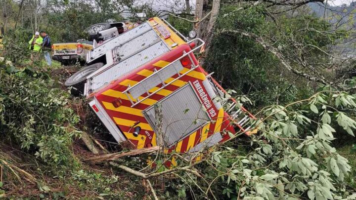 Viatura do Corpo de Bombeiros se envolve em acidente ao se deslocar para ocorrência