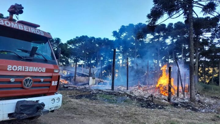Galpão é destruído pelo fogo em Bom Jardim da Serra