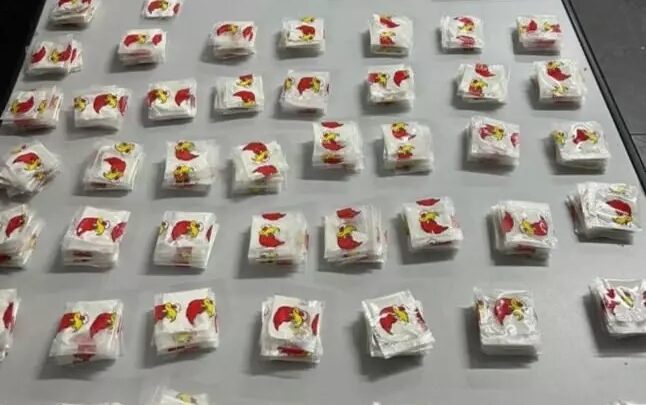 Homem é preso com cocaína personalizada com estampa do “Pica-Pau”