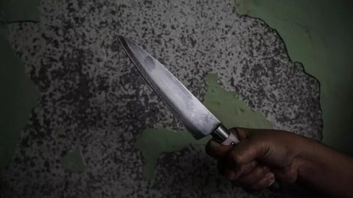 Homem esfaqueia irmã e é agredido por moradores em SC