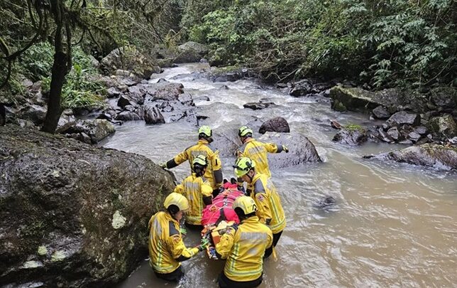 Mulher é resgatada após cair em trilha de difícil acesso no Oeste de SC