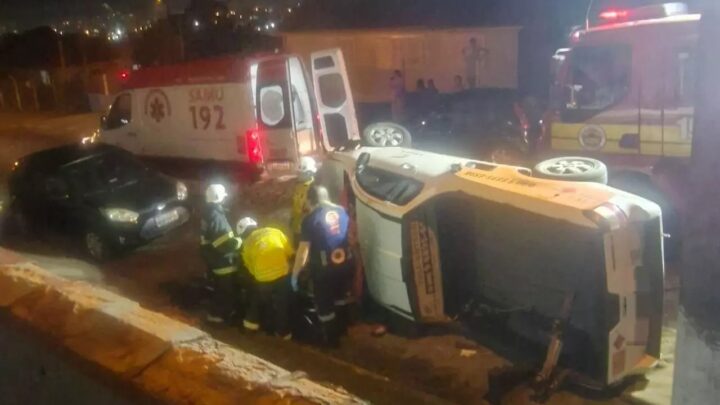 Motorista fica ferido após carro tombar durante acidente em Lages