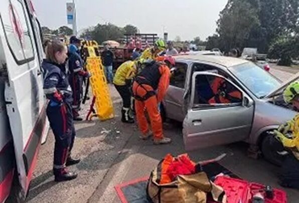 Motorista fica ferido após colisão entre três veículos em Chapecó