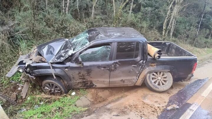 Motorista fica ferido após perder o controle e capotar o carro na Serra