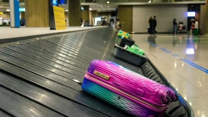 Mulher morre após ficar presa em esteira de bagagem em aeroporto
