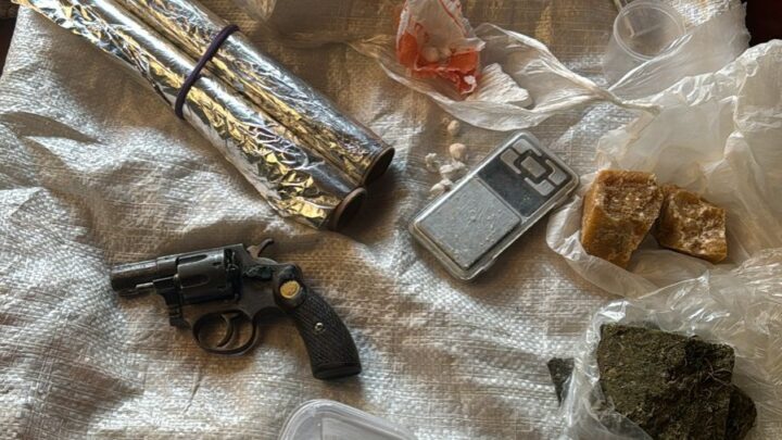 Polícia Militar prende homem por tráfico de drogas e posse ilegal de arma de fogo em Caçador