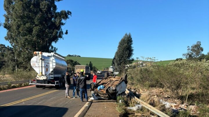 Imagens: colisão entre carro e caminhão deixa pessoas feridas no contorno viário oeste em Chapecó